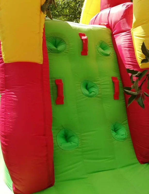 Kletterwand einer Hüpfburg